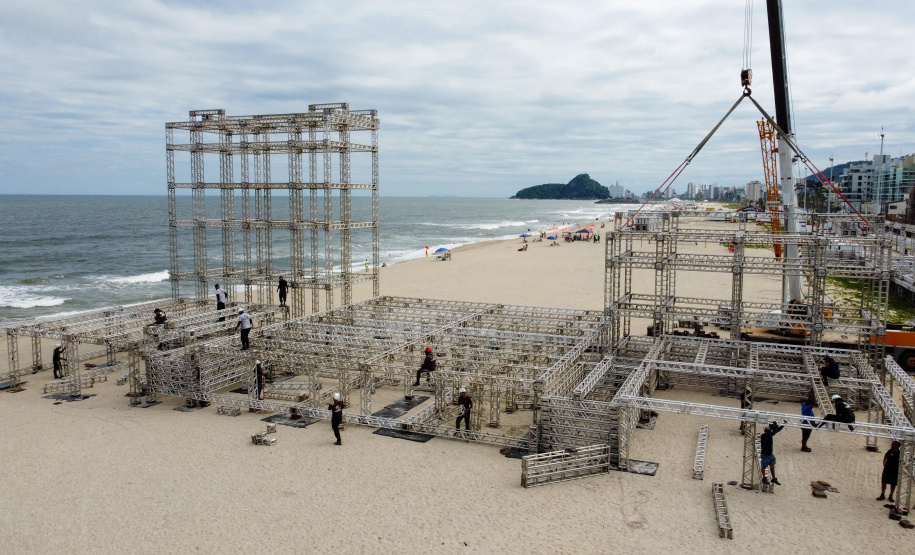 Estruturas estão sendo montadas em Matinhos e Pontal do Paraná para os shows do Verão Maior Paraná