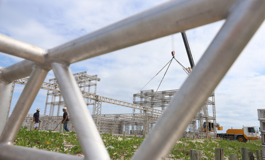 Estruturas estão sendo montadas em Matinhos e Pontal do Paraná para os shows do Verão Maior Paraná