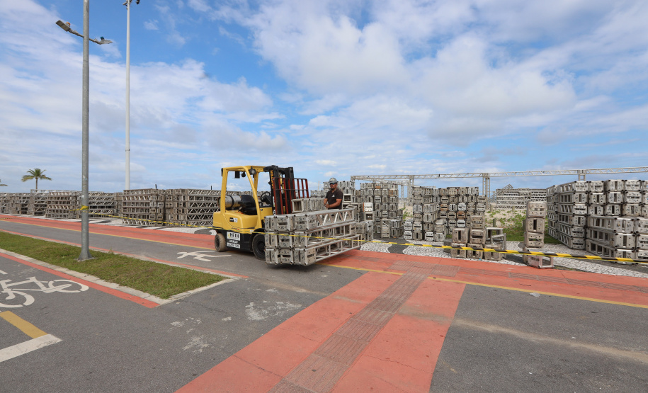 Estruturas estão sendo montadas em Matinhos e Pontal do Paraná para os shows do Verão Maior Paraná