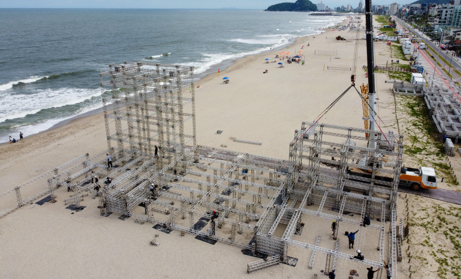 Estruturas estão sendo montadas em Matinhos e Pontal do Paraná para os shows do Verão Maior Paraná