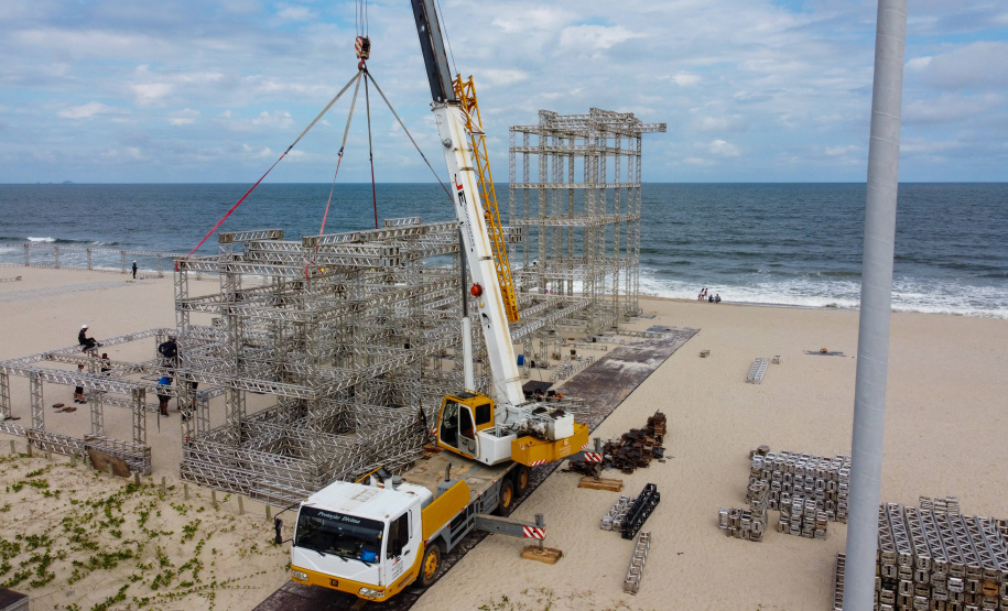 Estruturas estão sendo montadas em Matinhos e Pontal do Paraná para os shows do Verão Maior Paraná