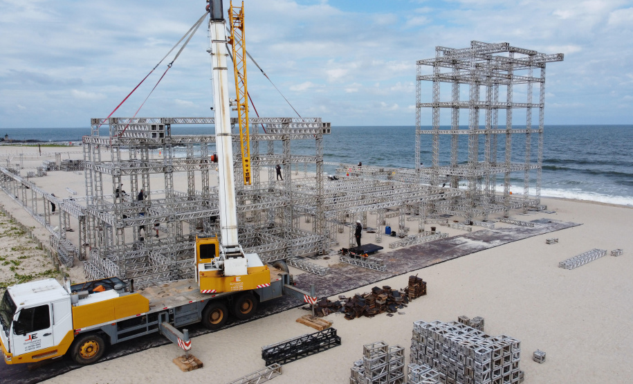 Estruturas estão sendo montadas em Matinhos e Pontal do Paraná para os shows do Verão Maior Paraná