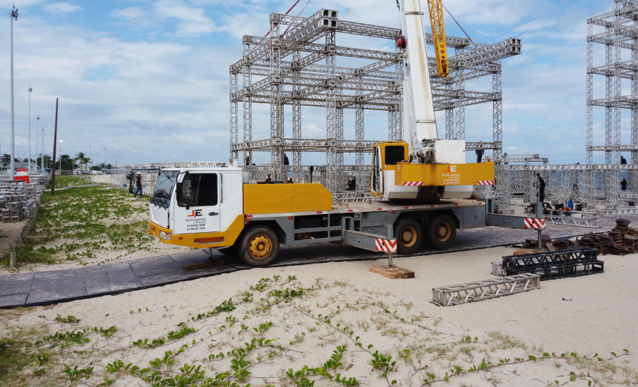 Estruturas estão sendo montadas em Matinhos e Pontal do Paraná para os shows do Verão Maior Paraná