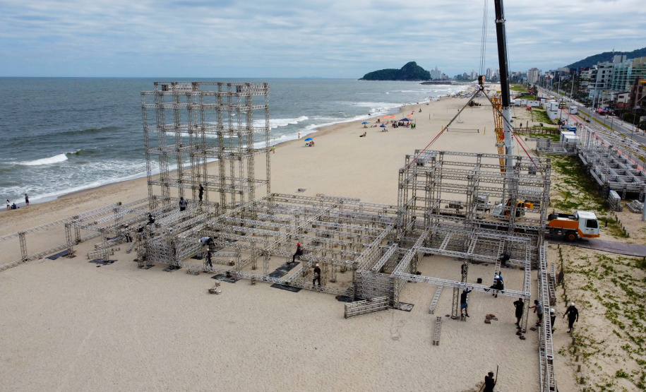 Estruturas estão sendo montadas em Matinhos e Pontal do Paraná para os shows do Verão Maior Paraná
