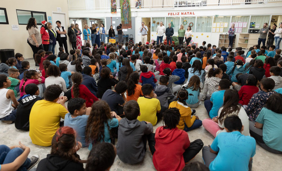 Sanepar entrega presentes de Natal e anuncia projetos de educação ambiental para escola vizinha à sede no bairro Rebouças (Foto: André Aguiar/Sanepar)
