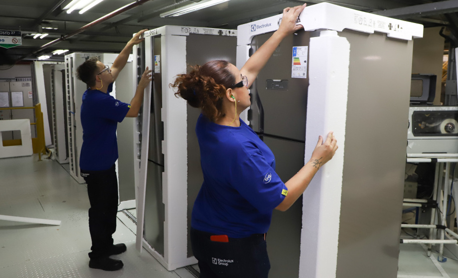 Produção de eletrodomésticos na fábrica da Electrolux em Curitiba: multinacional sueca vai expandir produção com nova planta em São José dos Pinhais.