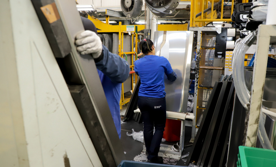 Produção de eletrodomésticos na fábrica da Electrolux em Curitiba: multinacional sueca vai expandir produção com nova planta em São José dos Pinhais.