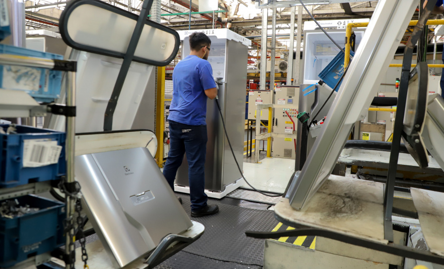 Produção de eletrodomésticos na fábrica da Electrolux em Curitiba: multinacional sueca vai expandir produção com nova planta em São José dos Pinhais.