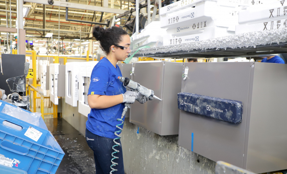 Produção de eletrodomésticos na fábrica da Electrolux em Curitiba: multinacional sueca vai expandir produção com nova planta em São José dos Pinhais.