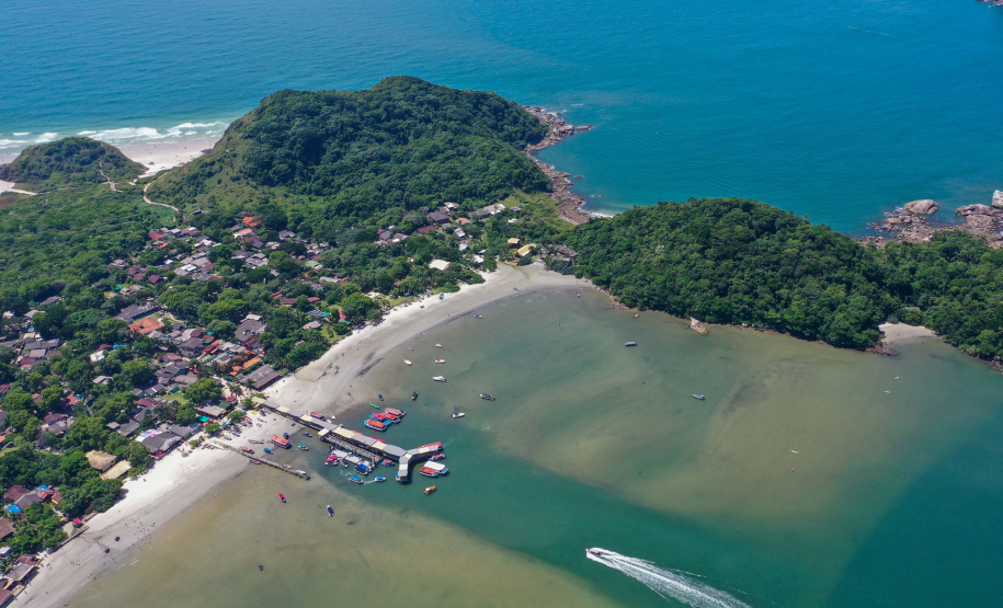 o começo da implementação do sistema de coleta e tratamento de esgoto nas comunidades de Encantadas e Nova Brasília, na Ilha do Mel, em Paranaguá