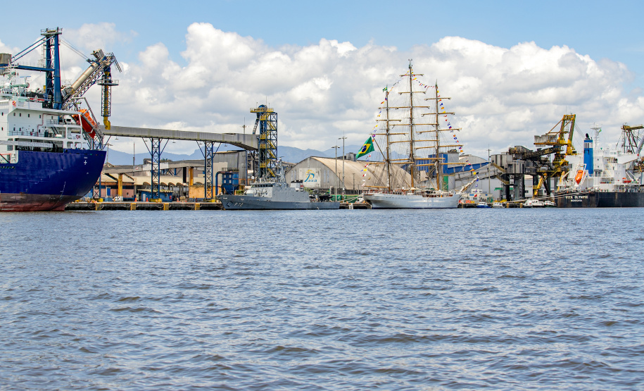 Veleiros da Marinha comemoram Dia do Marinheiro no Paraná