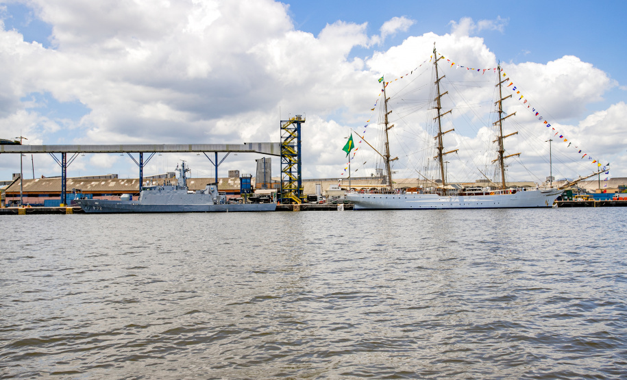 Veleiros da Marinha comemoram Dia do Marinheiro no Paraná