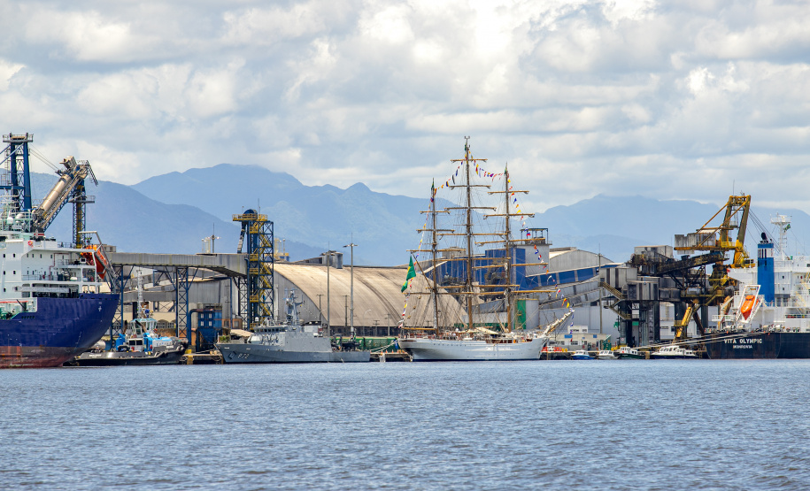 Veleiros da Marinha comemoram Dia do Marinheiro no Paraná