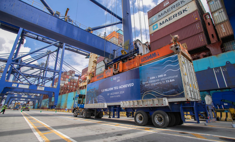 Porto de Paranaguá bate recorde histórico de movimentação de contêineres