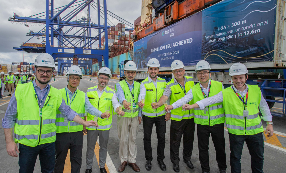 Porto de Paranaguá bate recorde histórico de movimentação de contêineres