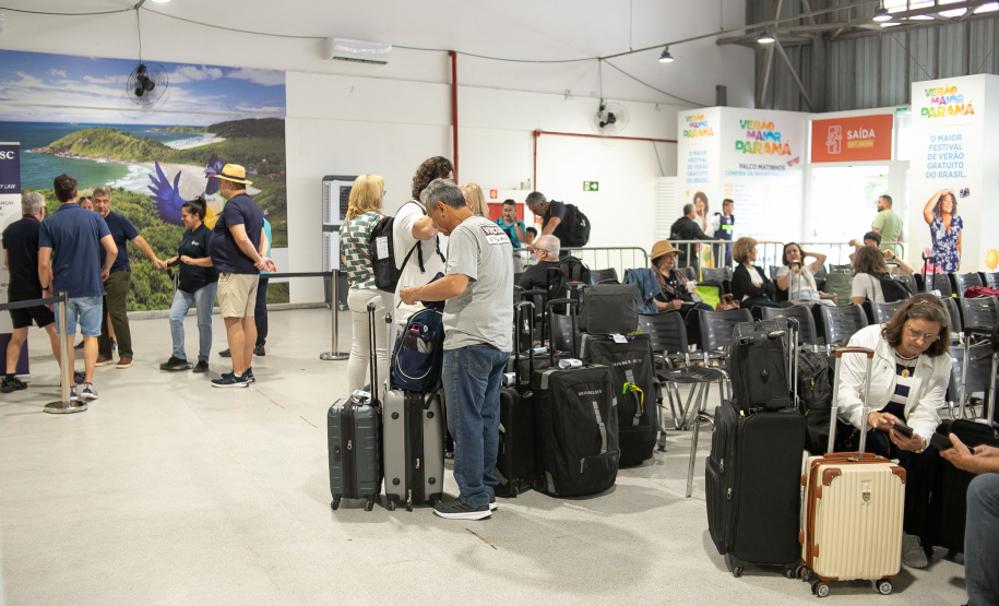 Paranaguá, 27 de dezembro de 2024 - O porto de Paranaguá recebe novo navio com turistas.