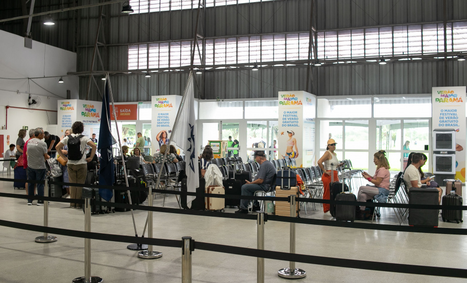 Paranaguá, 27 de dezembro de 2024 - O porto de Paranaguá recebe novo navio com turistas.