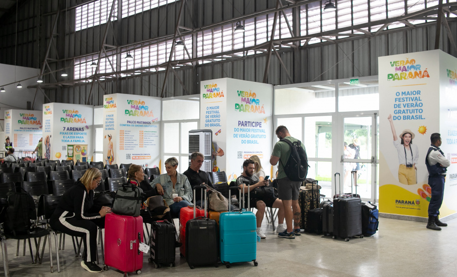 Paranaguá, 27 de dezembro de 2024 - O porto de Paranaguá recebe novo navio com turistas.