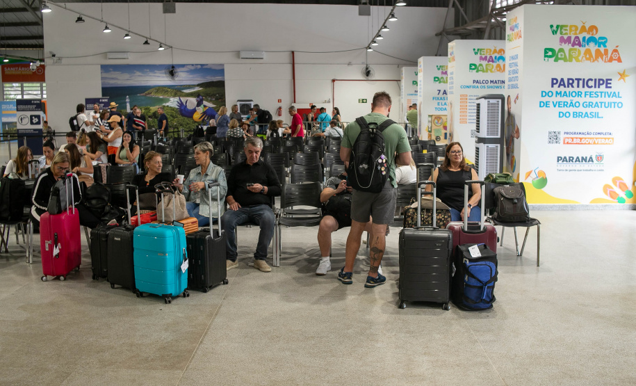 Paranaguá, 27 de dezembro de 2024 - O porto de Paranaguá recebe novo navio com turistas.