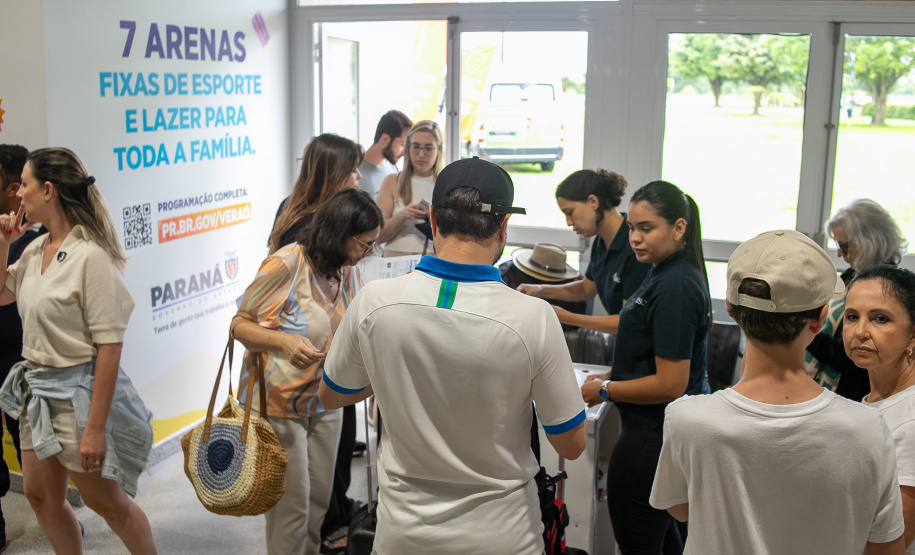 Paranaguá, 27 de dezembro de 2024 - O porto de Paranaguá recebe novo navio com turistas.