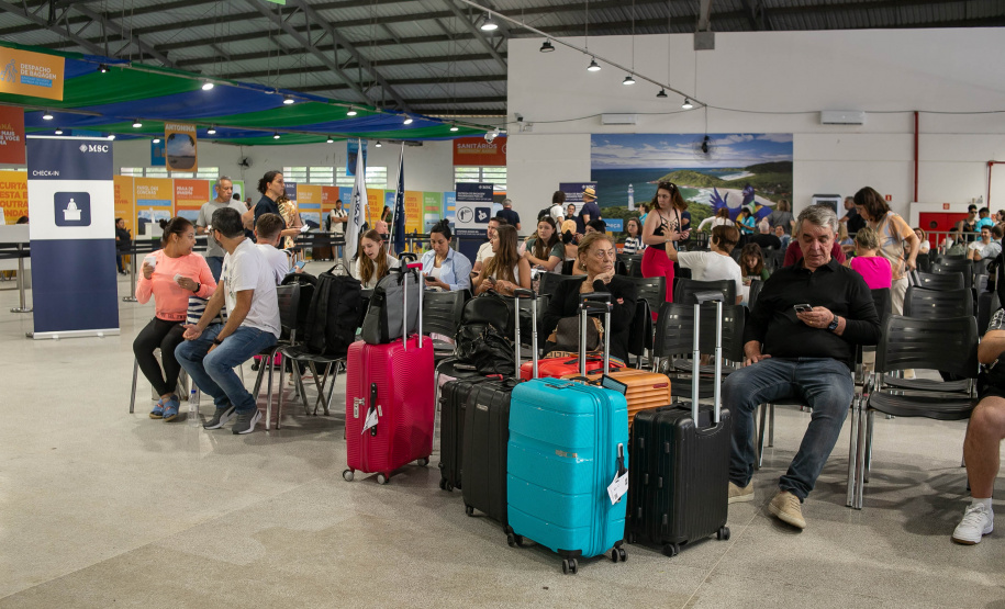 Paranaguá, 27 de dezembro de 2024 - O porto de Paranaguá recebe novo navio com turistas.