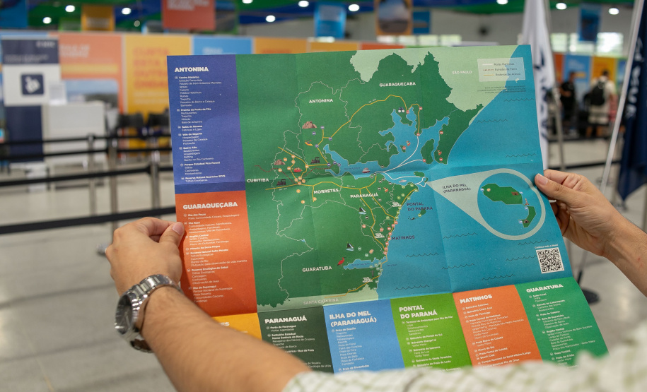 Paranaguá, 27 de dezembro de 2024 - O porto de Paranaguá recebe novo navio com turistas.