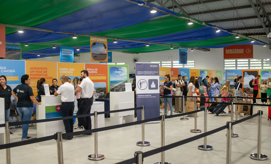 Paranaguá, 27 de dezembro de 2024 - O porto de Paranaguá recebe novo navio com turistas.