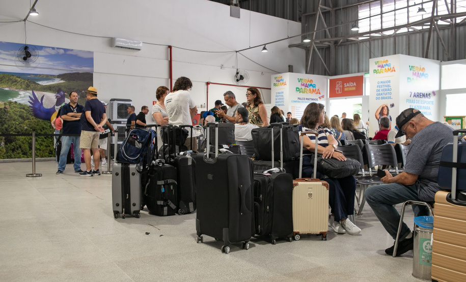 Paranaguá, 27 de dezembro de 2024 - O porto de Paranaguá recebe novo navio com turistas.