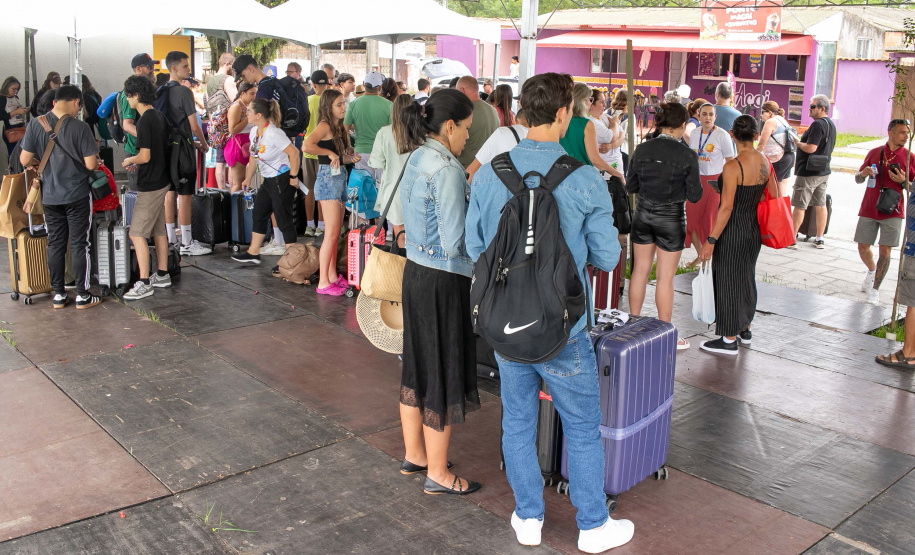 Paranaguá, 27 de dezembro de 2024 - O porto de Paranaguá recebe novo navio com turistas.