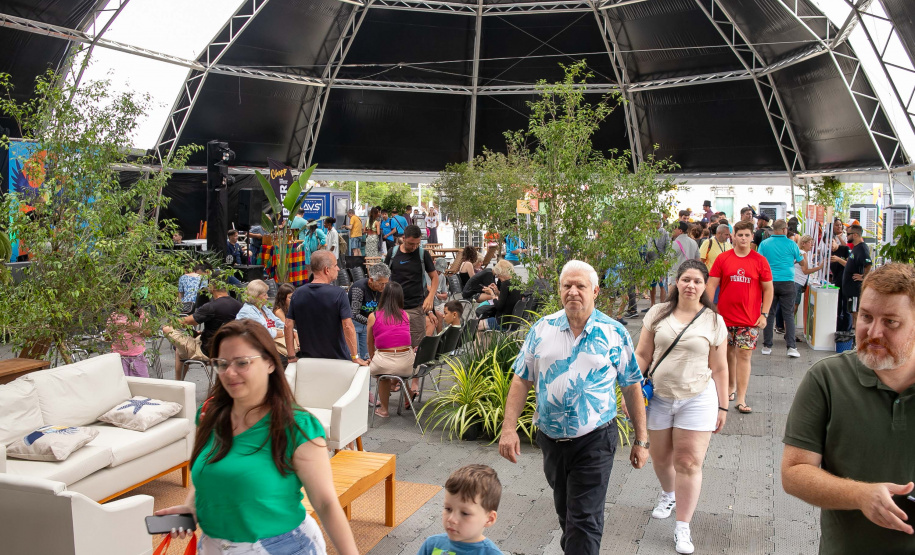 Paranaguá, 27 de dezembro de 2024 - O porto de Paranaguá recebe novo navio com turistas.