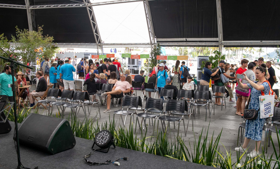 Paranaguá, 27 de dezembro de 2024 - O porto de Paranaguá recebe novo navio com turistas.