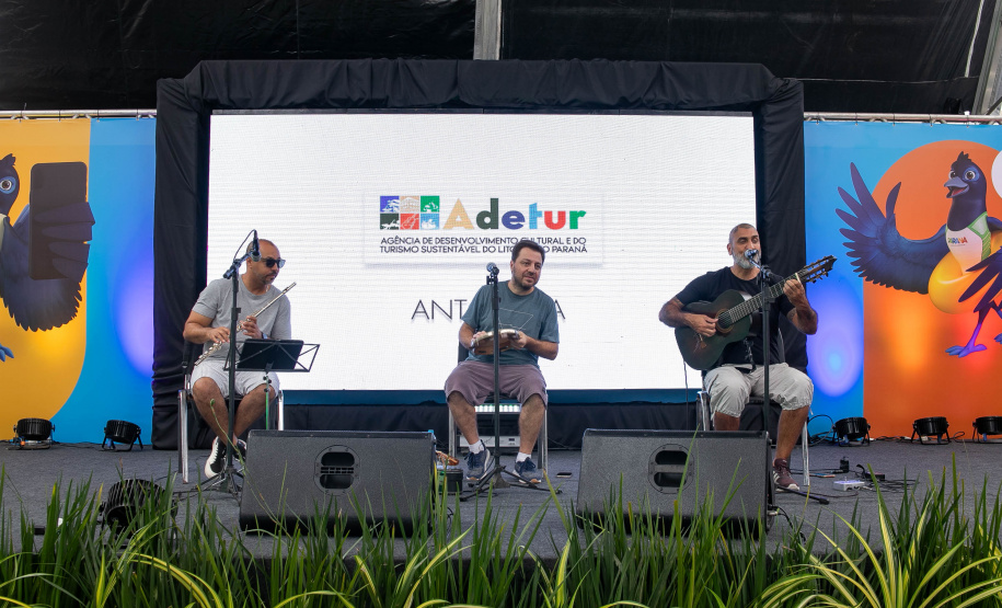 Paranaguá, 27 de dezembro de 2024 - O porto de Paranaguá recebe novo navio com turistas.