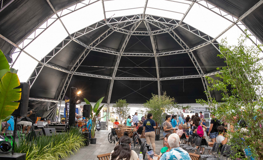 Paranaguá, 27 de dezembro de 2024 - O porto de Paranaguá recebe novo navio com turistas.