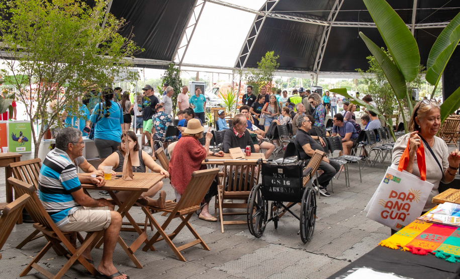 Paranaguá, 27 de dezembro de 2024 - O porto de Paranaguá recebe novo navio com turistas.