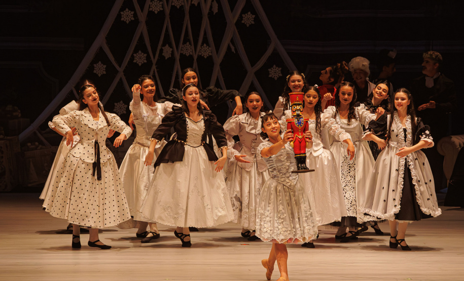 TEATRO GUAÍRA ENCERRA APRESENTAÇÕES O QUEBRA NOZES