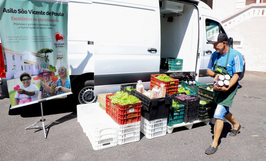 COMPRA DIRETA – O programa que visa adquirir gêneros alimentícios de cooperativas ou associações da agricultura familiar, para entregar diretamente à rede socioassistencial do Estado, beneficiou cerca de mil entidades filantrópicas do Paraná, atendendo 358,6 mil pessoas com o recebimento de alimentos diversificados.