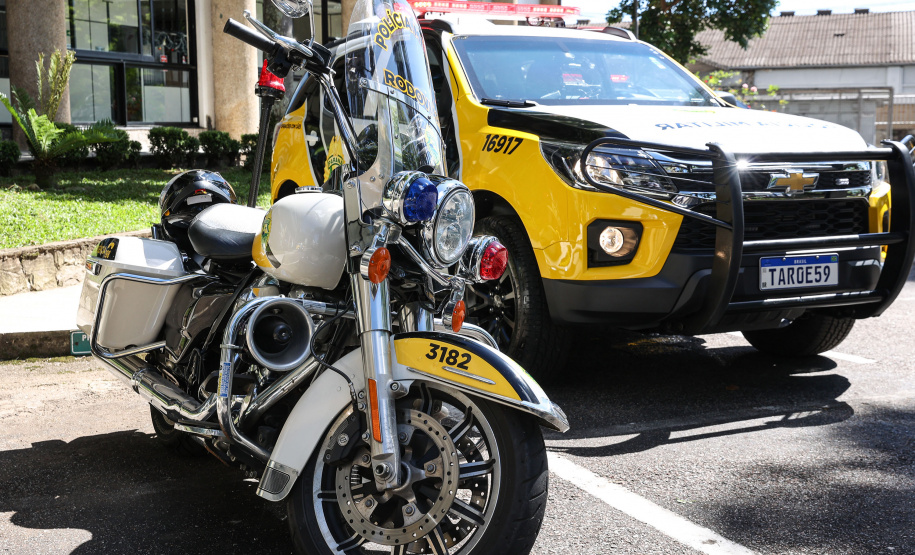 Reforço nas estradas: DER/PR entrega 36 viaturas e 5 cães ao Batalhão de Polícia Rodoviária