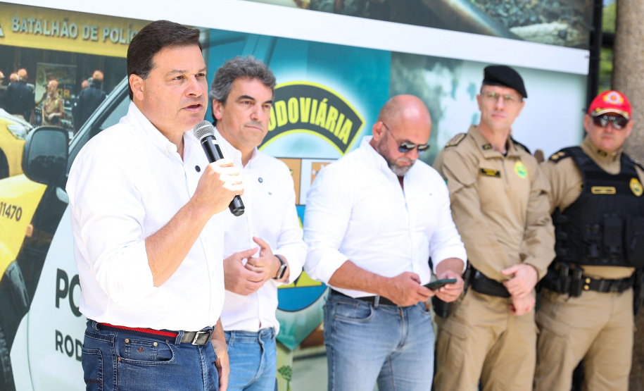 Reforço nas estradas: DER/PR entrega 36 viaturas e 5 cães ao Batalhão de Polícia Rodoviária