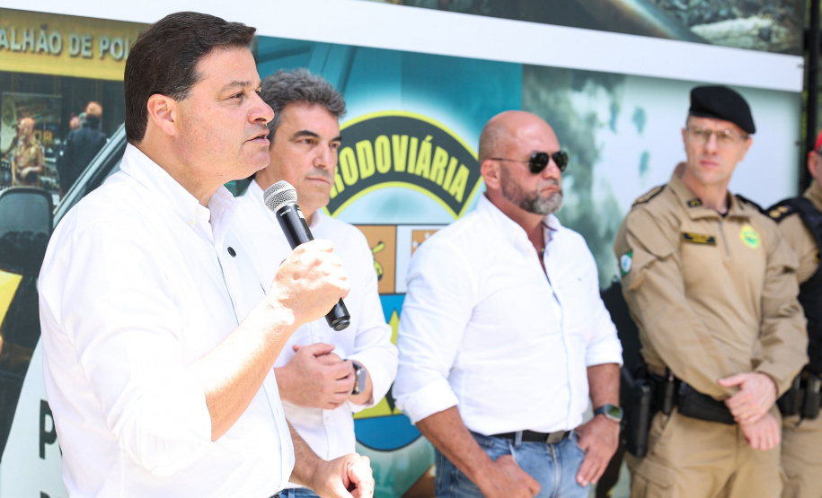 Reforço nas estradas: DER/PR entrega 36 viaturas e 5 cães ao Batalhão de Polícia Rodoviária