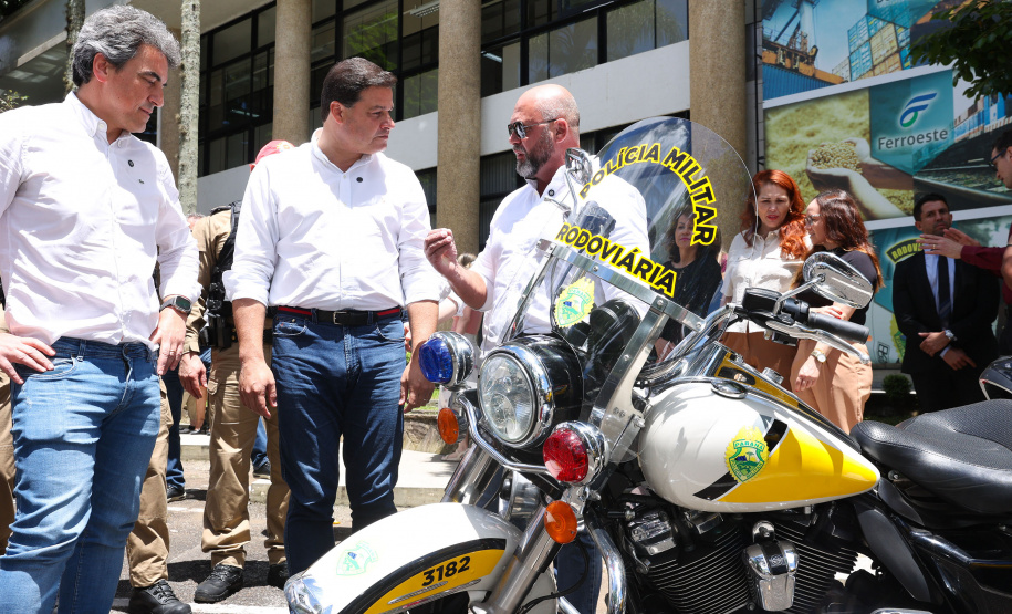 Reforço nas estradas: DER/PR entrega 36 viaturas e 5 cães ao Batalhão de Polícia Rodoviária