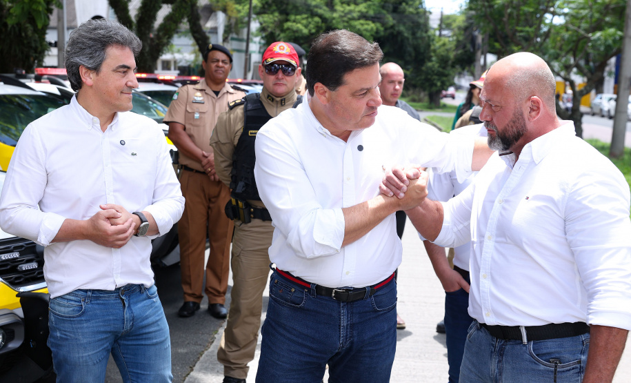 Reforço nas estradas: DER/PR entrega 36 viaturas e 5 cães ao Batalhão de Polícia Rodoviária