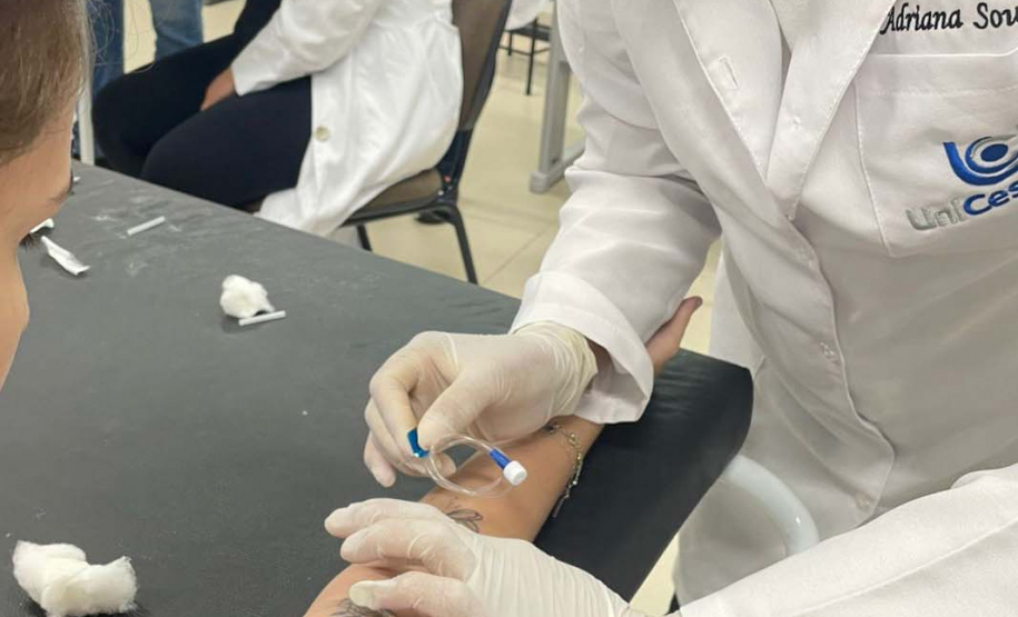 Quem viveu uma experiência parecida, mas em 2022, foi Adriana de Souza, de 50 anos, que conseguiu 80% de bolsa para cursar Enfermagem, também na Unicesumar.