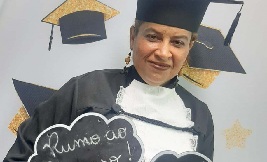 Quem viveu uma experiência parecida, mas em 2022, foi Adriana de Souza, de 50 anos, que conseguiu 80% de bolsa para cursar Enfermagem, também na Unicesumar.