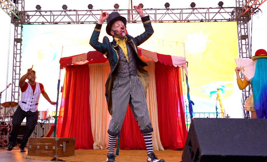 Espetáculo no Litoral mistura teatro e circo para conscientizar sobre importância da água