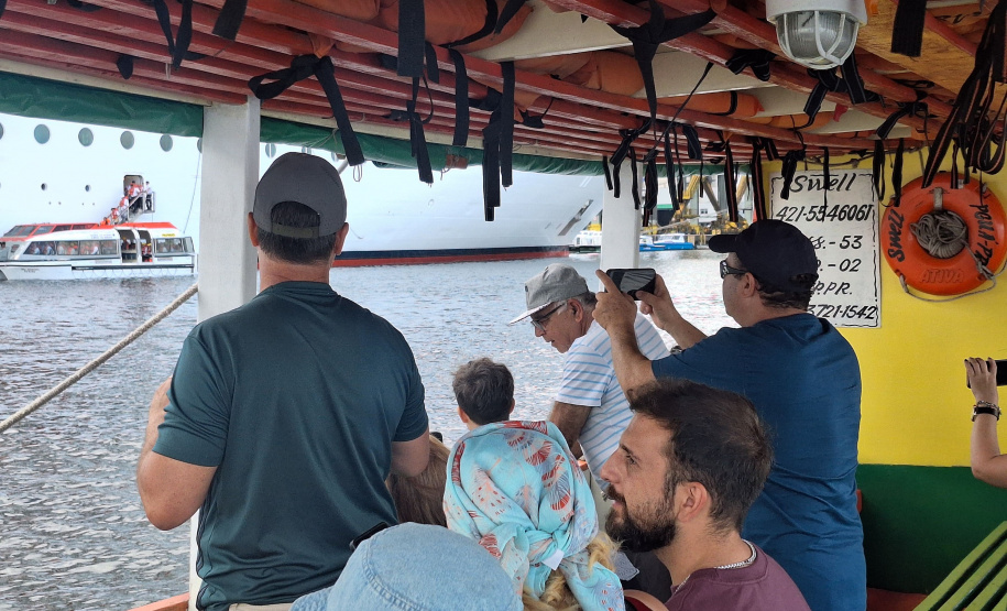 Baía dos Golfinhos: passeio é um dos favoritos dos turistas que descem do navio de cruzeiro em Paranaguá