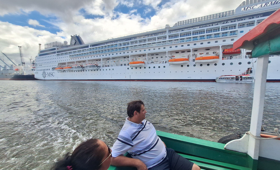 Baía dos Golfinhos: passeio é um dos favoritos dos turistas que descem do navio de cruzeiro em Paranaguá