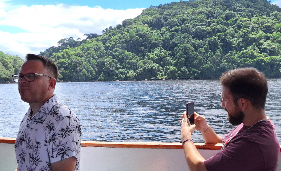 Baía dos Golfinhos: passeio é um dos favoritos dos turistas que descem do navio de cruzeiro em Paranaguá