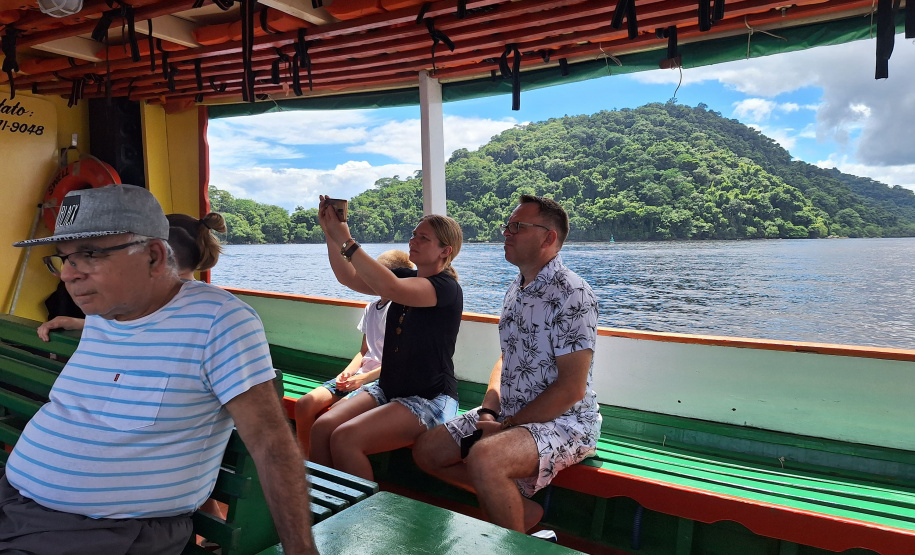 Baía dos Golfinhos: passeio é um dos favoritos dos turistas que descem do navio de cruzeiro em Paranaguá
