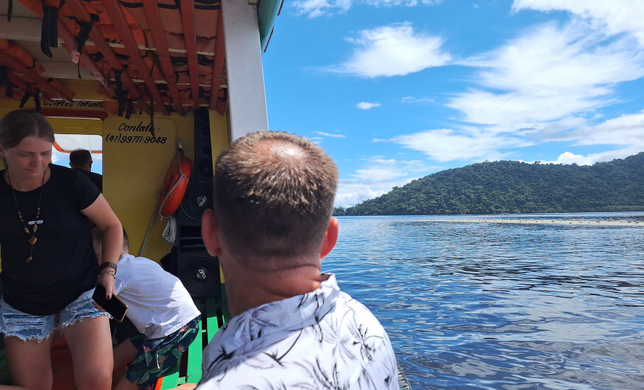 Baía dos Golfinhos: passeio é um dos favoritos dos turistas que descem do navio de cruzeiro em Paranaguá