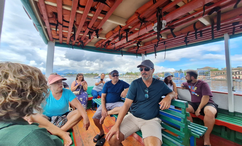 Baía dos Golfinhos: passeio é um dos favoritos dos turistas que descem do navio de cruzeiro em Paranaguá